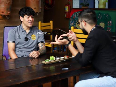 Michael Pérez en plena charla con el periodista de DIEZ, Mario Moreno.