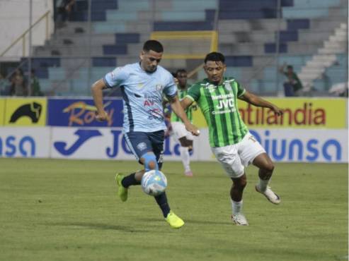 Alexy Vega busca quitarle el balón a Edwin Maldonado en el Estadio Morazán. FOTOS: Neptalí Romero | Héctor Paz | Mauricio Ayala.