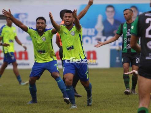 Partido calientito entre Olancho FC y Juticalpa FC. FOTO: Marvin Salgado.