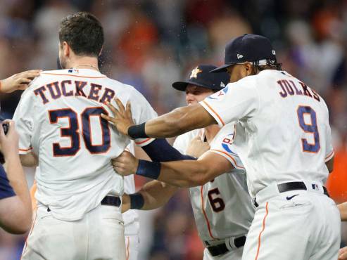 Los Astros de Houston derrotaron a los Cachorros de Chicago para completar una barrida en los tres juegos de la serie