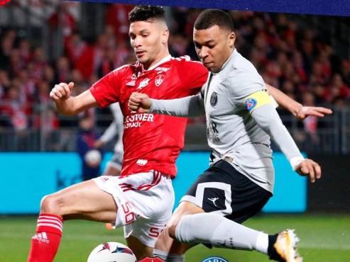 PSG venció con muchos apuros al Brest con gol de último suspiro de Mbappé a gran pase de Messi; Elis no jugó