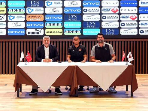 Rigoberto Rivas firmando su contrato con el Hatayspor turco.