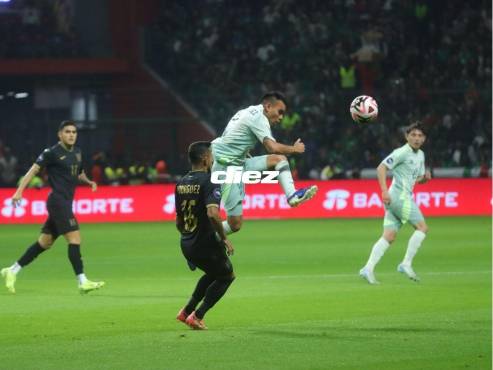 Carlos Rodríguez se bajó a Kervin Arriaga en el centro del campo del Estadio Nemesio Diez. FOTO: Oswaldo Figueroa.