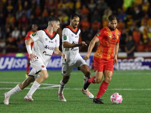 Alajuelense y Herediano empataron sin goles en la final de ida.