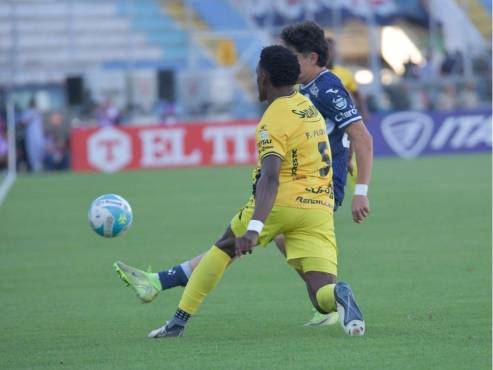 Franklin Flores marca a Jeffryn Macías en el Estadio Nacional. FOTOS: Estalin Irías | José Vásquez.