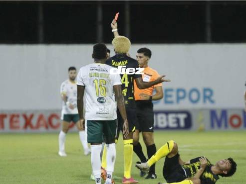 La tarjeta roja del réferi al futbolista Paolo Dantas. FOTOS: NEPTALÍ ROMERO | MAURICIO AYALA | JEFRED RAMÍREZ.
