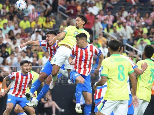 Marquinhos ganó la pelota en tiro de esquina cobrado por Brasil.