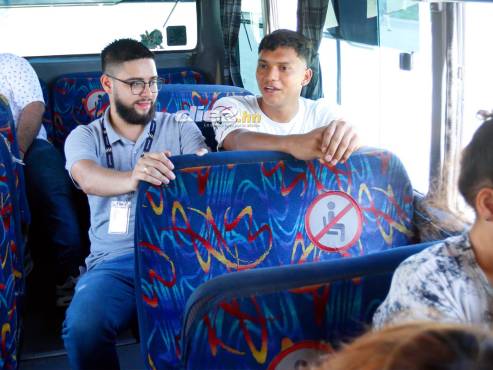 El periodista de DIEZ, Mario Jafeth Moreno, en plena unidad de transporte realizando la entrevista con el portero. FOTO: Neptalí Romero.