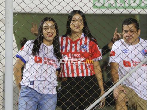 Los aficionados de Olimpia engalanaron la previa del Olimpia vs Antigua en el Nacional. FOTO: Andro Rodríguez.