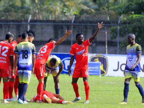César Oseguera quedó tirado en el césped tras la falta de Sandoval.