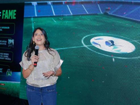 Paola Padilla, gerente de Mercadeo de Puma Energy, anunció al primer ganador de la promoción “Llevate la pelota Conmebol Libertadores”.