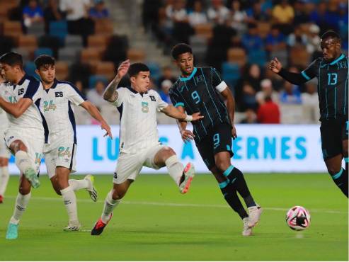 Honduras no puede abrir el cerrojo defensivo de El Salvador. FOTO: Karla López.