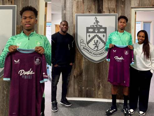 Keyvan Figueroa, hijo de Maynor en su presentación con el Burnley de Inglaterra.