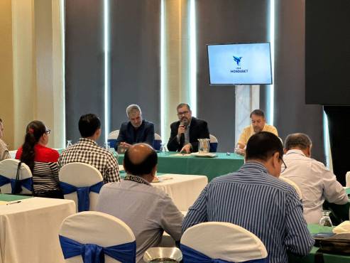 Horacio Elizondo, Roque Pascua, Luis Brizón en la mesa principal.