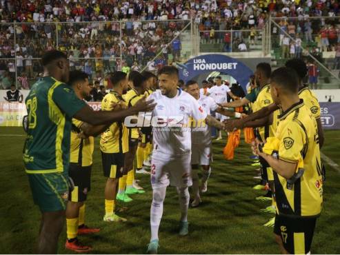 Los jugadores del Génesis le hicieron pasillo a Olimpia en Comayagua. FOTO: Andro Rodríguez.
