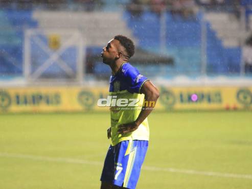 ”Muma” Fernández salió expulsado tras recibir doble amarilla en el Nacional Chelato Uclés. FOTO: Andro Rodríguez.