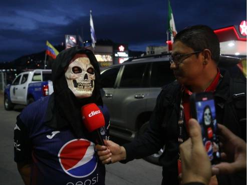 Los hinchas del Motagua dicen presente en el Estadio Nacional. FOTOS: ESTALIN IRÍAS | DAVID ROMERO.