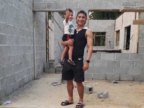 ¡Hermoso detalle! El futbolista Carlos “Mango” Sánchez sorprende a su mamá regalándole una casa nueva