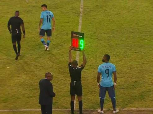 Momentos cuando hacía su ingreso Jorge Benguché por Eddie Hernández.