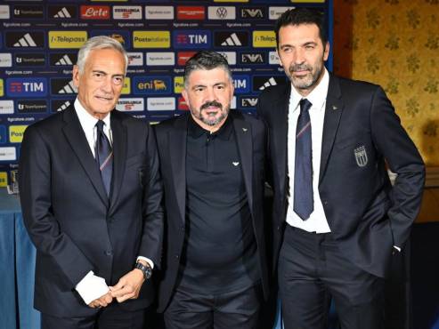 Gabriele Gravina (izquierda) renunció a su cargo como presidente de la Federación Italiana de Fútbol y Gianluigi Buffon también lo hizo.