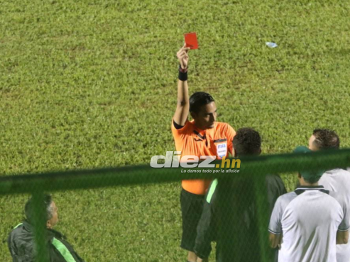 El preciso momento en el que Said Martínez expulsa a Nerlin Membreño, asistente técnico del Marathón.