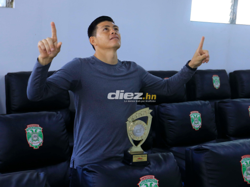 Arrodillado a Dios, “el chelito” Martínez agradeció por haber ganado uno de los reconocimientos más importantes de los Premios DIEZ. FOTO: Neptalí Romero.