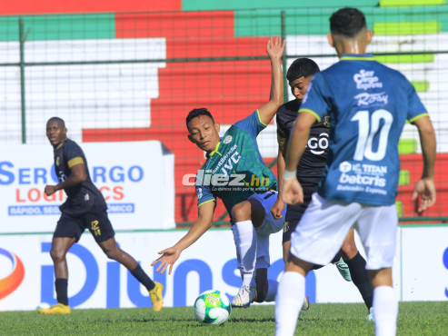 Allan Banegas marca a un futbolista del Honduras Progreso en asoleada tarde en el Estadio Yankel Rosenthal. FOTO: Neptalí Romero.