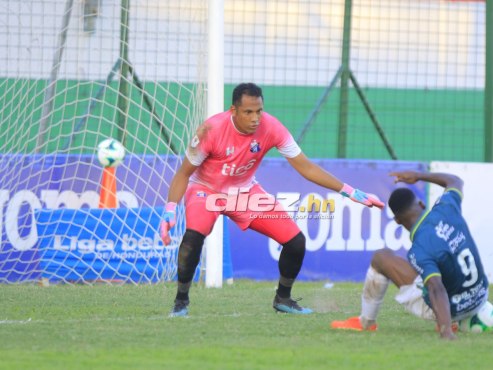 La acción donde Clayvin Zúniga cae dentro del área del Honduras Progreso. FOTO: Neptalí Romero.