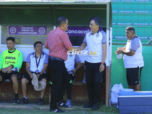 Jhon Jairo López y Salomón Nazar se saludan previo al duelo entre Martahón - Honduras Progreso en el Yankel Rosenthal. FOTO: Neptalí Romero.