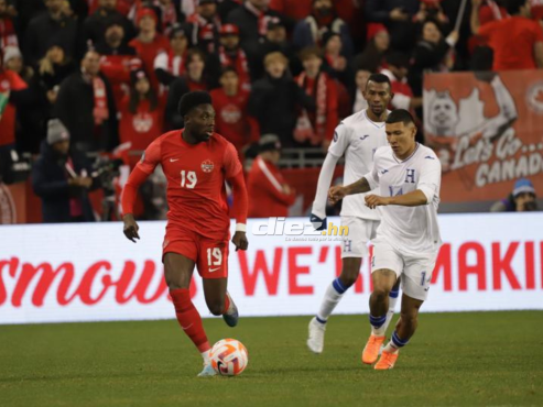 Kevin López intenta arrebatarle el balón a Alphonso Davies. FOTO: Stephan Ordoñez.