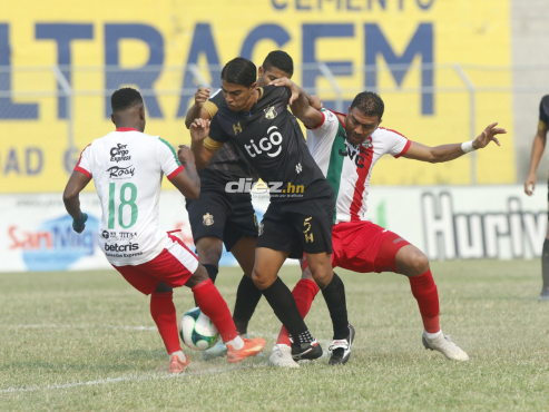 El partido entre Honduras Progreso y Marathón se está disputando en la zona del mediocampo. FOTO: Neptalí Romero.