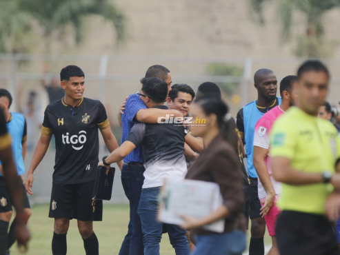 Así festejó Jhon Jairo López la victoria de “Los Arroceros” ante Marathón en el Humberto Micheletti. FOTO: Neptalí Romero.