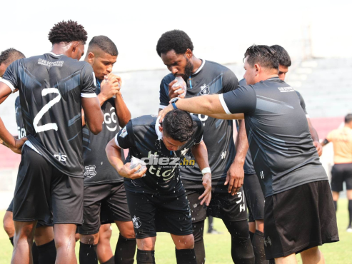 Los jugadores del Honduras Progreso aprovechan a refrescarse en el Estadio Ceibeño. FOTO: Esaú Ocampo.