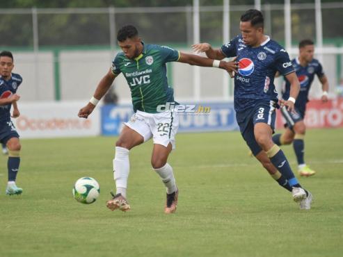 Carlos Meléndez disputan el balón en el Estadio Carlos Miranda de Comayagua. FOTO: José Aníbal Vásquez.