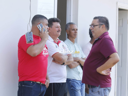 Mauro Reyes dialoga con directivos de la Real Sociedad con el entrenador del Social Sol de Olanchito, Horacio Londoño. FOTO: Neptalí Romero.