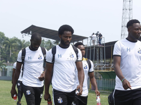 Así fue la llegada del Honduras Progreso al recinto progreseño, están cerca de l salvación. FOTO: Neptalí Romero.