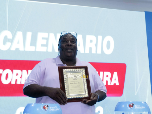 La leyenda del Real España y de la Bicolor fue homenajeado por la Liga Nacional en enero del presente 2023.
