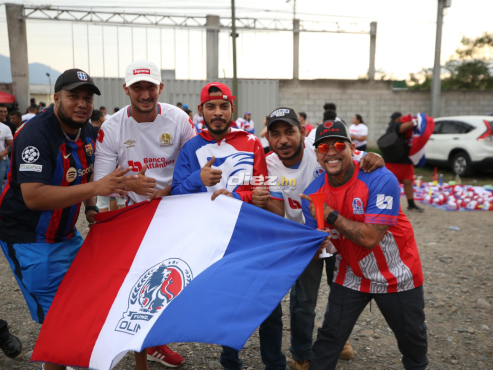 Los aficionados de Olimpia siguen ingresando al Carlos Miranda de Comayagua. FOTO: Andro Rodríguez.