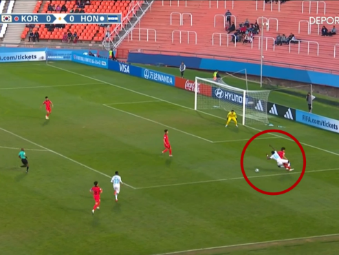 La falta penal sobre Carter Bodden a los 20 minutos de primer tiempo del Honduras-Corea del Sur.