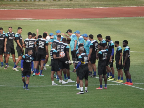 Así fue el recibimiento a Alexander López, quien viene de jugar la final en Costa Rica. FOTO: Mauricio Ayala.