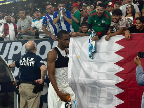 DIEZ capturó el emotivo momento en el que Jerry Bengtson le regala la camiseta de la Bicolor a Carlos Ramírez. FOTO: Mauricio Ayala.