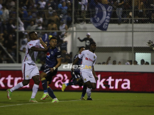 Marcelo Santos marca a Brayan Beckeles en una acción peligrosa del Olimpia en el Estadio Carlos Miranda de Comayagua.