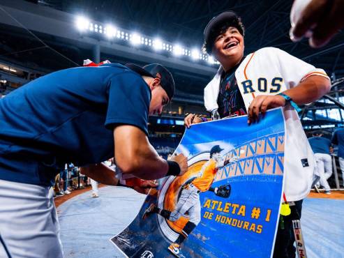 ”Atleta número 1 de Honduras” dice la pancarta de este catracho que se acercó a Mauricio Dubón, para que le firmara el cartel.