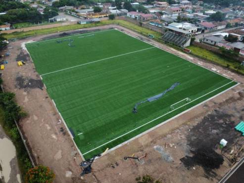 Condepor adelanta avances con la instalación de grama sintética de dos canchas en Talanga, Francisco Morazán