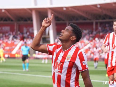El delantero hondureño festejó con dedicatoria a Dios su golazo con Almería.
