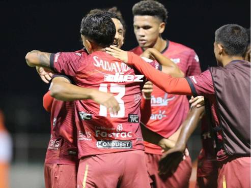 Brayan Moya celebra con sus compañeros tras anotar el 0-1 en Comayagua. FOTO: David Romero.