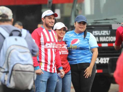 Aficionados de Olimpia y Motagua se hacen presente en el estadio Nacional de Tegucigalpa. FOTO: Estalin Irías y David Romero.