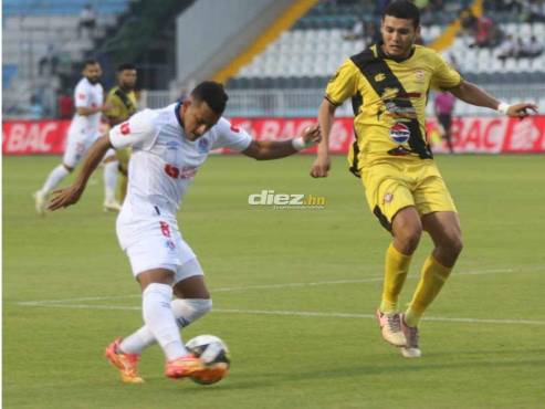 Edwin Rodríguez domina la esférica ante la marca de Júnior García, defensor central del Génesis. FOTO: Alex Pérez.