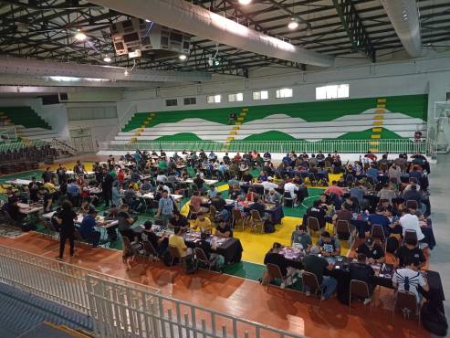 El Gimnasio Municipal se encontraba masivamente lleno, con duelistas de todo el país ansiosos por demostrar su valor.