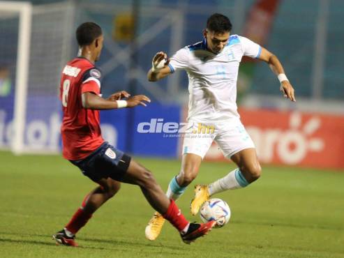 Luis Vega domina el balón ante la marca de Delgado, futbolista de Cuba. FOTOS: David Romero | Mauricio Ayala | Andro Rodríguez.